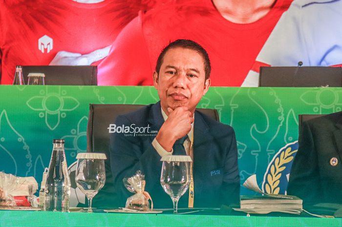 Sekretaris Jendral (Sekjen) PSSI, Yunus Nusi, sedang memberikan keterangan kepada awak media di Hotel Trans Lexury, Bandung, Jawa Barat, 30 Mei 2022.