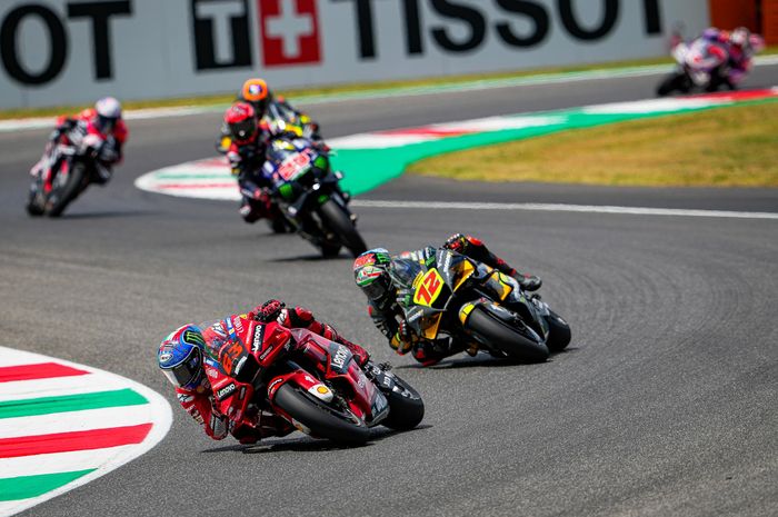 Francesco Bagnaia (kiri) setelah melewati Marco Bezzecchi (kanan) ketika berlomba pada MotoGP Italia 2022 di Sirkuit Mugello, MInggu (29/5/2022).