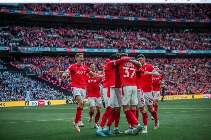 Para pemain Nottingham Forest merayakan gol bunuh diri Levi Cowell ke gawang Huddersfield Town pada babak final play-off di Stadion Wembley, Minggu (29/5/2022).