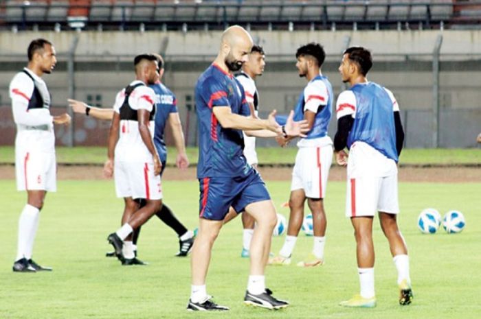 Pelatih Timnas Bangladesh Javier Cabrera memimpin latihan skuadnya di Stadion Si Jalak Harupat, Bandung, 28 Mei 2022.