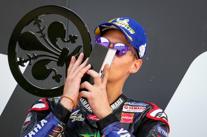 Pembalap Monster Energy Yamaha, Fabio Quartararo, mencium trofi setelah finis kedua pada MotoGP Italia 2022 di Sirkuit Mugello, Minggu (29/5/2022).