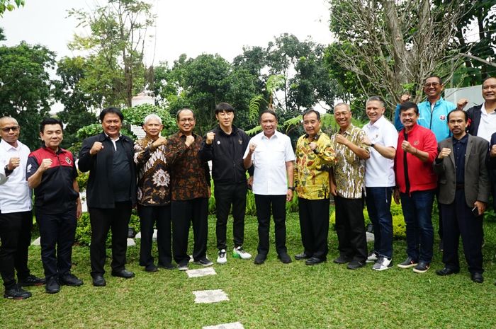 Menpora, Zainudin Amali berserta Waketum PSSI, Iwan Budianto hingga pelatih timnas Indonesia, Shin Tae-yong saat di Universitas Pendidikan Indonesia (UPI), Bandung.