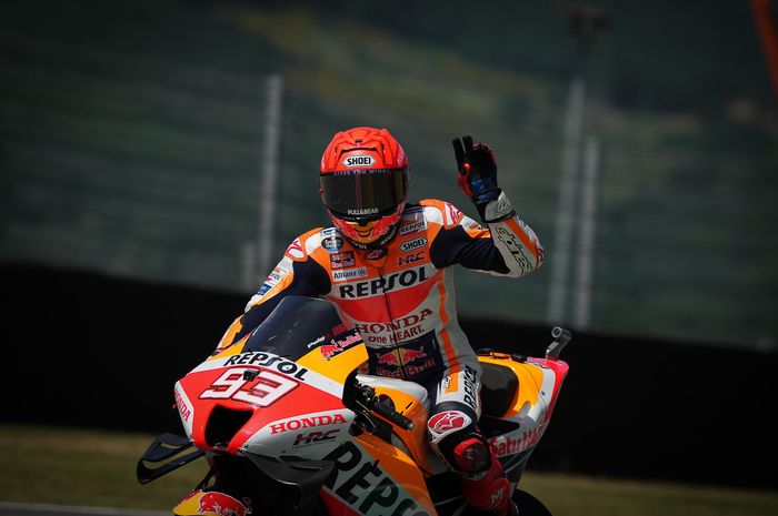 Pembalap Repsol Honda, Marc Marquez, telah selesai menjalani operasi pada lengan kanannya selama tiga jam.