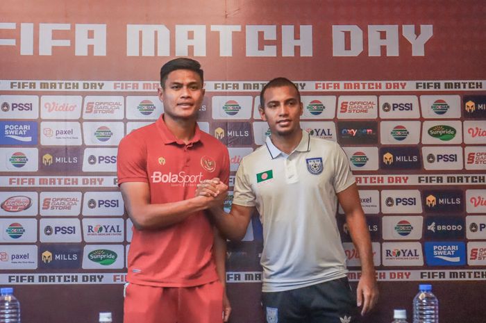 Bek timnas Indonesia, Fachruddin Aryanto (kiri) dan pemain timnas Bangladesh, Jamal Bhuyan (kanan),  sedang foto bersama dalam sesi jumpa pers di Hotel Ibis, Bandung, Jawa Barat, 31 Mei 2022.