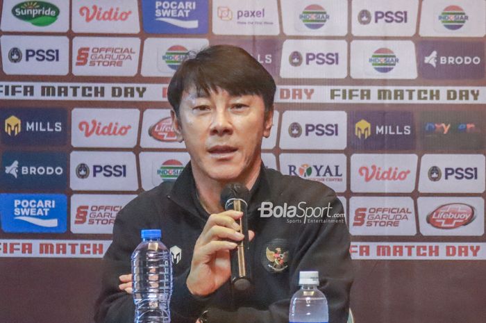 Pelatih timnas Indonesia, Shin Tae-yong, saat sedang memberikan keterangan kepada awak media dalam sesi jumpa pers di Hotel Ibis, Bandung, Jawa Barat, 31 Mei 2022.