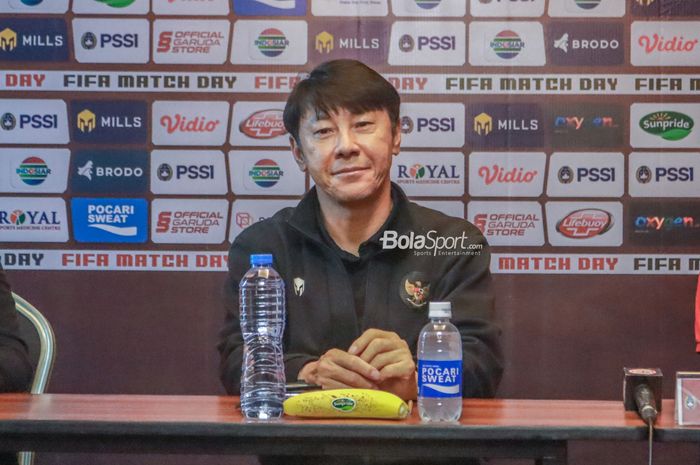 Pelatih timnas Indonesia, Shin Tae-yong, nampak tersenyum saat menjalani sesi jumpa pers di Hotel Ibis, Bandung, Jawa Barat, 31 Mei 2022.