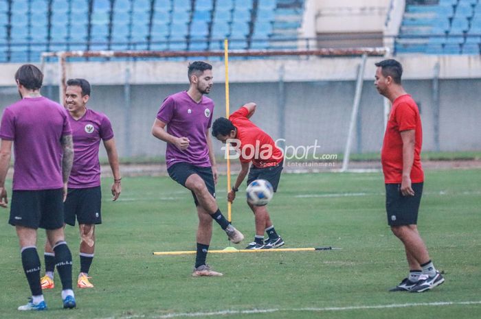 Calon pemain timnas Indonesia, Sandy Walsh, sedang menguasai bola dalam latihannya di Stadion Si Jalak Harupat, Bandung, Jawa Barat, 31 Mei 2022.