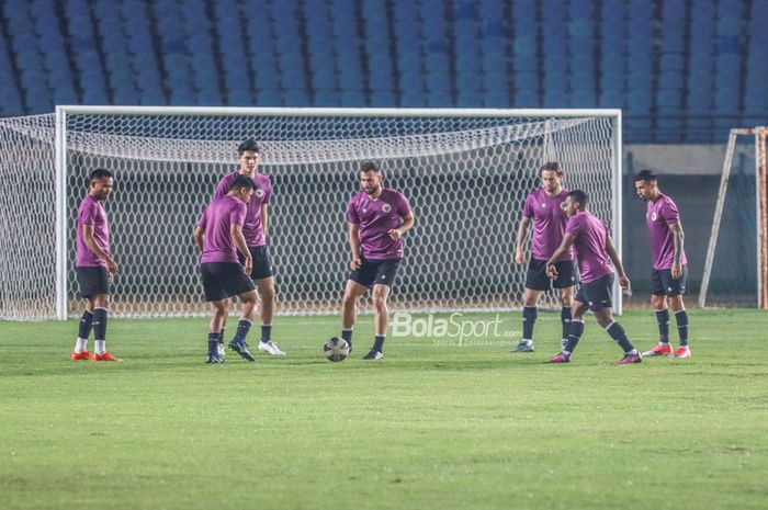 Sejumlah pemain timnas Indonesia yakni Elkan Baggott, Jordi Amat, Marc Klok, dan lainnya sedang berlatih di Stadion Si Jalak Harupat, Bandung, Jawa Barat, 31 Mei 2022.