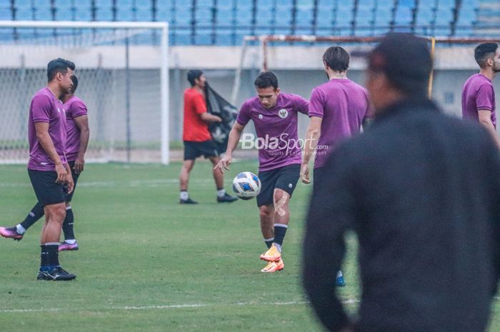 Egy Maulana Vikri dan sejumlah pemain timnas Indonesia sedang berlatih di Stadion Si Jalak Harupat, Bandung, Jawa Barat, 31 Mei 2022.