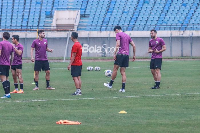 Sandy Walsh (kiri) dan Jordi Amat (kanan) nampak mengikuti latihan timnas Indonesia di Stadion Si Jalak Harupat, Bandung, Jawa Barat, 31 Mei 2022.