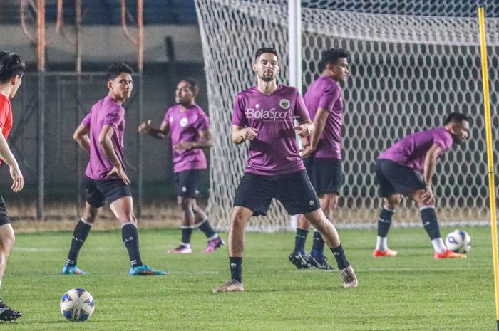 Sandy Walsh (tengah) ikut berlatih bersama Timnas Indonesia di Stadion Si Jalak Harupat, Bandung,  31 Mei 2022.