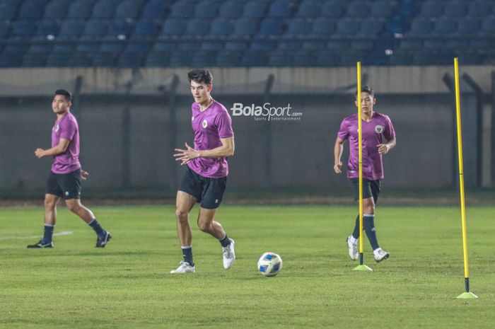 Bek timnas Indonesia, Elkan Baggott, sedang menguasai bola dalam latihannya di Stadion Si Jalak Harupat, Bandung, Jawa Barat, 31 Mei 2022.