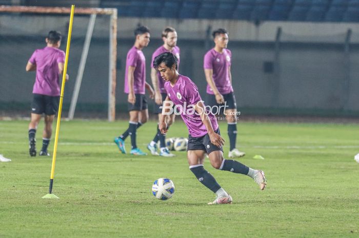 Bek sayap kiri timnas Indonesia, Pratama Arhan, sedang menguasai bola dalam latihannya di Stadion Si Jalak Harupat, Bandung, Jawa Barat, 31 Mei 2022.