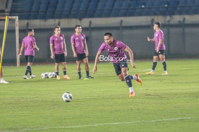 Pemain timnas Indonesia, Saddil Ramdani, sedang menguasai bola dalam latihannya di Stadion Si Jalak Harupat, Bandung, Jawa Barat, 31 Mei 2022.