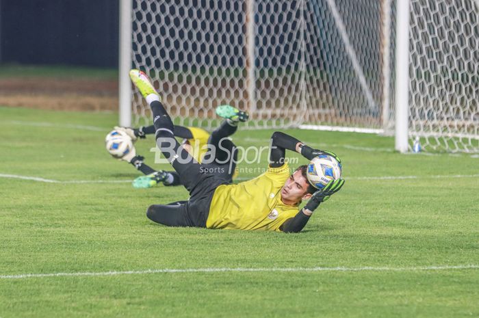 Kiper timnas Indonesia, Nadeo Argawinata, sedang menangkap bola dalam latihannya di Stadion Si Jalak Harupat, Bandung, Jawa Barat, 31 Mei 2022.