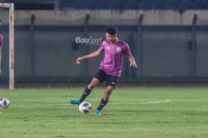 Gelandang timnas Indonesia, Marselino Ferdinan, sedang menguasai bola dalam latihannya di Stadion Si Jalak Harupat, Bandung, Jawa Barat, 31 Mei 2022.