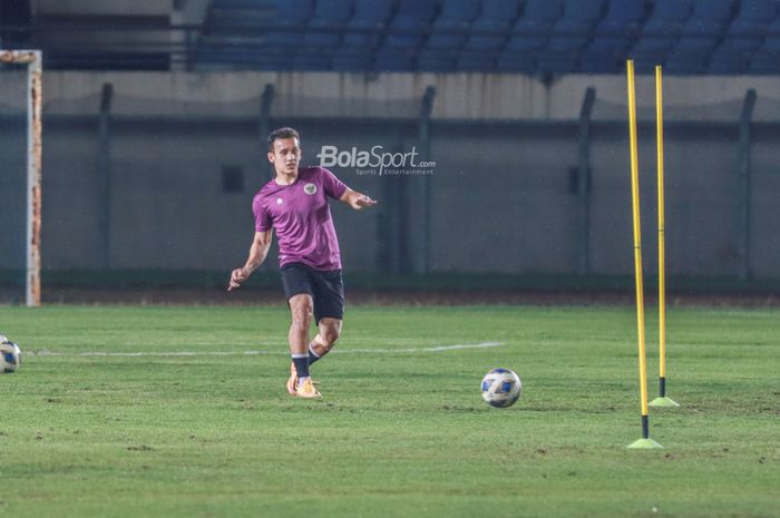 Pemain timnas Indonesia, Egy Maulana Vikri, sedang menguasai bola dalam latihannya di Stadion Si Jalak Harupat, Bandung, Jawa Barat, 31 Mei 2022.