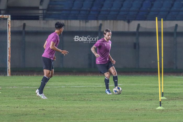 Gelandang timnas Indonesia, Marc Klok (kanan), sedang menguasai bola dalam latihannya  di Stadion Si Jalak Harupat, Bandung, Jawa Barat, 31 Mei 2022.