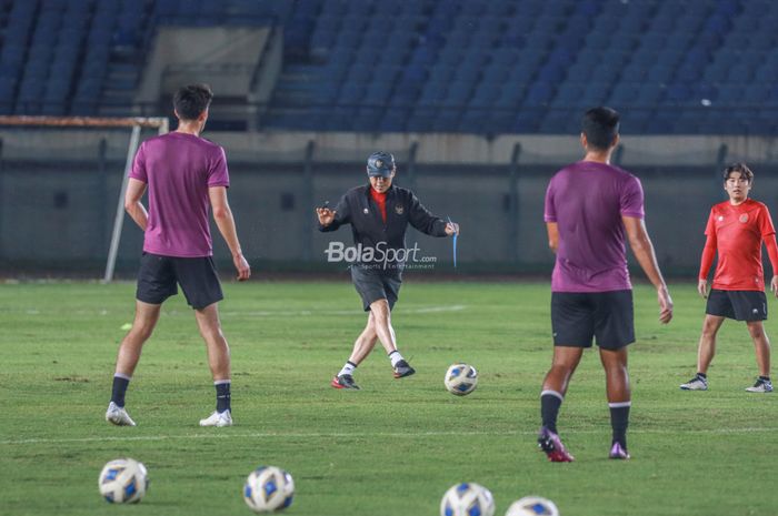 Pelatih timnas Indonesia, Shin Tae-yong (tengah) sedang menendang bola saat memimpin latihan timnya  di Stadion Si Jalak Harupat, Bandung, Jawa Barat, 31 Mei 2022.