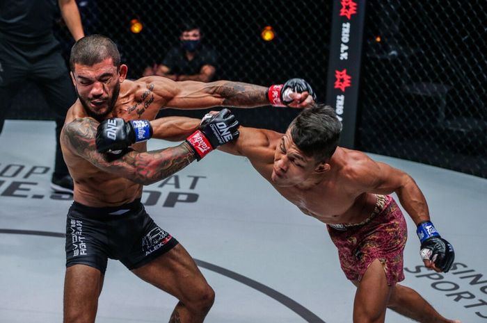 Alex Silva dan Adrian Mattheis dalam laga MMA di ONE Champioship: Lights Out pada 11 Maret 2022.