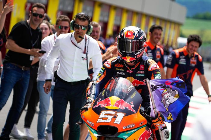 Pembalap Red Bull KTM Ajo, Pedro Acosta usai tampil pada Moto2 Italia 2022, Minggu (29/5/2022)