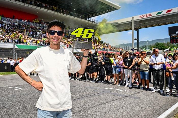 Legenda MotoGP, Valentino Rossi, ketika hadir pada MotoGP Italia 2022 di Sirkuit Mugello, Sabtu (28/5/2022). Dia hadir dalam acara seremoni nomor 46 dipensiunkan dari MotoGP.