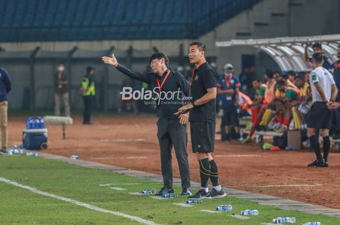 Pelatih timnas Indonesia, Shin Tae-yong (kiri), sedang memberikan arahan kepada para pemainnya dan ditemani asistennya bernama Yoo Jae-hoon (kanan) saat bertanding di Stadion Si Jalak Harupat, Bandung, Jawa Barat, 1 Juni 2022.