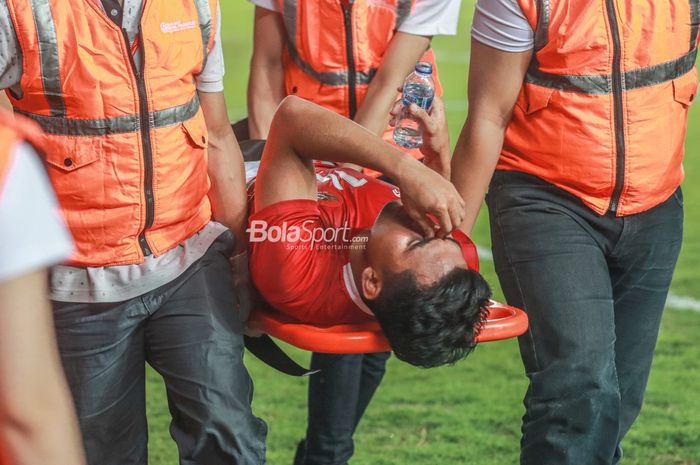 Bek timnas Indonesia, Asnawi Mangkualam ditandu keluar lapangan di Stadion Si Jalak Harupat, Bandung, Jawa Barat, Rabu (1/6/2022).