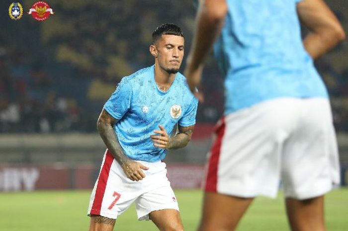 Pemain Timnas Indonesia, Stefano Lilipaly, pemanasan di Stadion Si Jalak Harupat, Bandung, untuk meladeni Bangladesh, Rabu (1/6/2022) malam.