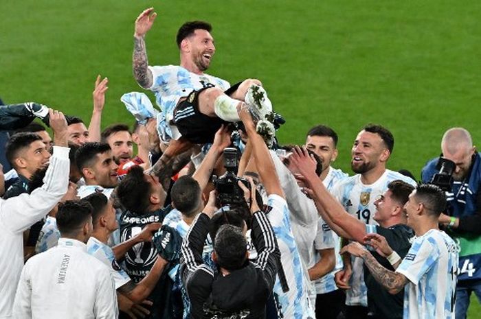 Lionel Messi diangkat ke udara setelah Argentina membantai Italia 3-0 dalam laga Finalissima di Wembley, London (1/6/2022).