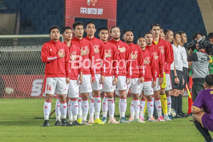 (Dari kiri ke kanan) Asnawi Mangkualam, Pratama Arhan, Muhammad Rafli, Rizky Ridho, Rachmat Irianto, Marc Klok, Saddil Ramdani, Irfan Jaya, Stefano Lilipaly, Nadeo Argawanita, sedang menyanyikan lagu Indonesia Raya (skuat timnas Indonesia/skuad timnas Indonesia)