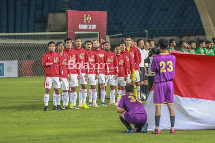 (Dari kiri ke kanan) Asnawi Mangkualam, Pratama Arhan, Muhammad Rafli, Rizky Ridho, Rachmat Irianto, Marc Klok, Saddil Ramdani, Irfan Jaya, Stefano Lilipaly, Nadeo Argawanita, sedang menyanyikan lagu Indonesia Raya (skuat timnas Indonesia/skuad timnas Indonesia)