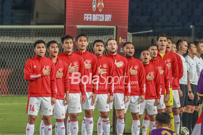 (Dari kiri ke kanan) Asnawi Mangkualam, Pratama Arhan, Muhammad Rafli, Rizky Ridho, Rachmat Irianto, Marc Klok, Saddil Ramdani, Irfan Jaya, Stefano Lilipaly, Nadeo Argawanita, sedang menyanyikan lagu Indonesia Raya (skuat timnas Indonesia/skuad timnas Indonesia)