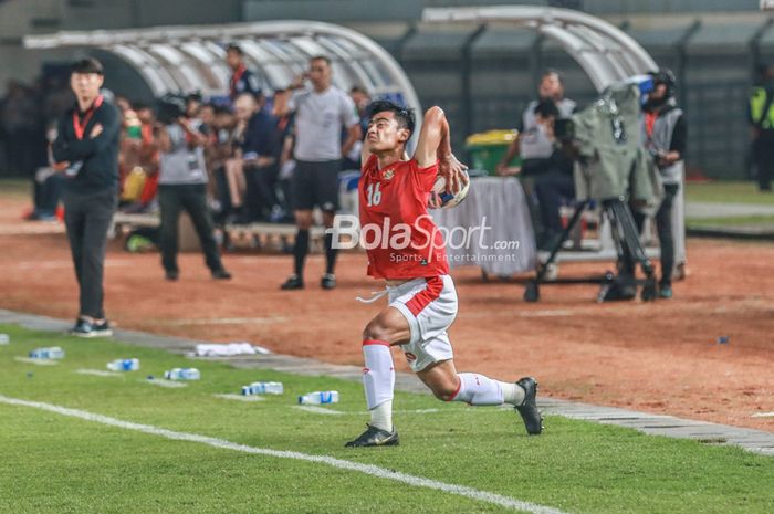 Bek sayap kiri timnas Indonesia, Pratama Arhan, sedang melakukan lemparan ke dalam di Stadion Si Jalak Harupat, Bandung, Jawa Barat, 1 Juni 2022.