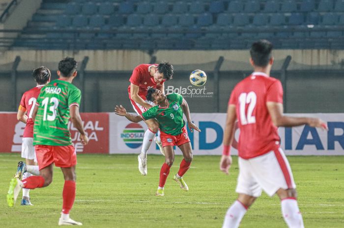 Bek timnas Indonesia, Elkan Baggott (kiri), sedang berduel udara di Stadion Si Jalak Harupat, Bandung, Jawa Barat, 1 Juni 2022.