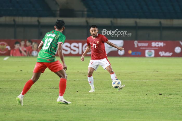 Pemain sayap kiri timnas Indonesia, Saddil Ramdani (kanan), sedang menguasai bola di Stadion Si Jalak Harupat, Bandung, Jawa Barat, 1 Juni 2022.