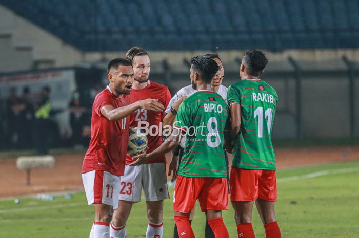 Saddil Ramdani (kiri) nampak sempat beradu mulut dengan sejumlah pemain timnas Bangladesh di Stadion Si Jalak Harupat, Bandung, Jawa Barat, 1 Juni 2022.