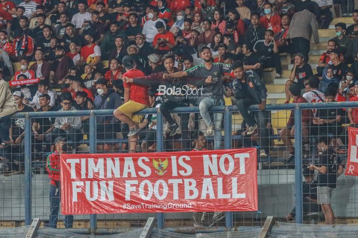 Sejumlah suporter timnas Indonesia nampak menyuarakan dukungannya di Stadion Si Jalak Harupat, Bandung, Jawa Barat, 1 Juni 2022.