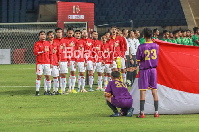 (Dari kiri ke kanan) Asnawi Mangkualam, Pratama Arhan, Muhammad Rafli, Rizky Ridho, Rachmat Irianto, Marc Klok, Saddil Ramdani, Irfan Jaya, Stefano Lilipaly, Nadeo Argawanita, sedang menyanyikan lagu Indonesia Raya (skuat timnas Indonesia/skuad timnas Indonesia)