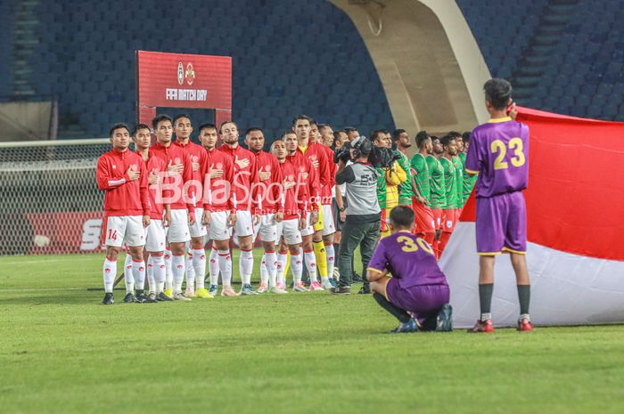 (Dari kiri ke kanan) Asnawi Mangkualam, Pratama Arhan, Muhammad Rafli, Rizky Ridho, Rachmat Irianto, Marc Klok, Saddil Ramdani, Irfan Jaya, Stefano Lilipaly, Nadeo Argawanita, sedang menyanyikan lagu Indonesia Raya (skuat timnas Indonesia/skuad timnas Indonesia)