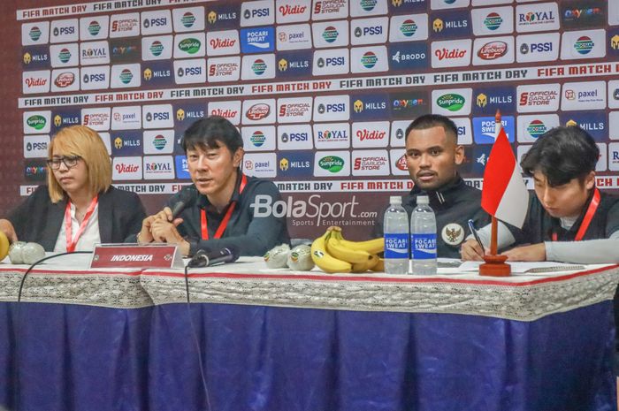 Pelatih timnas Indonesia, Shin Tae-yong (kiri) dan pemainnya bernama Saddil Ramdani (kanan) sedang melakukan sesi jumpa pers  di Stadion Si Jalak Harupat, Bandung, Jawa Barat, 1 Juni 2022.