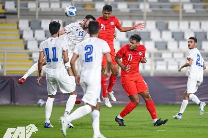 Bintang Timnas Singapura Safuwan Baharudin menyundul bola di tengah para pemain Kuwait dalam FIFA Matchday di Abu Dhabi, Rabu (1/6/2022) malam.