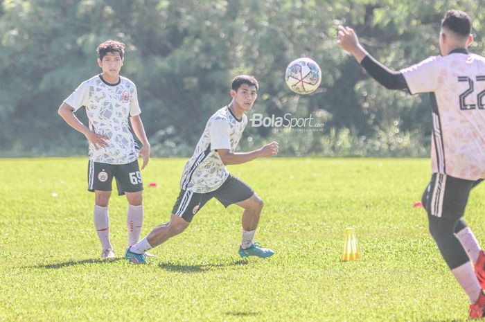 Bek sayap kiri Persija Jakarta, Firza Andika (kanan), nampak sedang berlatih di Lapangan Nirwana Park, Sawangan, Jawa Barat, 3 Juni 2022.