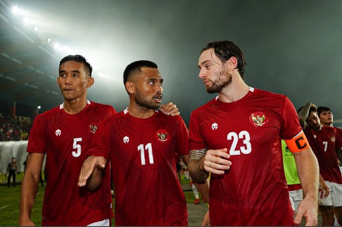 Saddil Ramdani berbincang dengan Marc Klok usai Timnas Indonesia menjamu Bangladesh dalam FIFA Matchday di Stadion Si Jalak Harupat, Bandung, 1 Juni 2022.