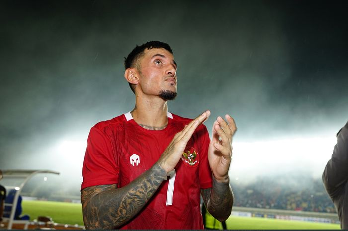 Stefano Lilipaly menyambut dukungan fans Timnas Indonesia dalam FIFA Matchday kontra Bangladesh di Stadion Si Jalak Harupat, Bandung, 1 Juni 2022.