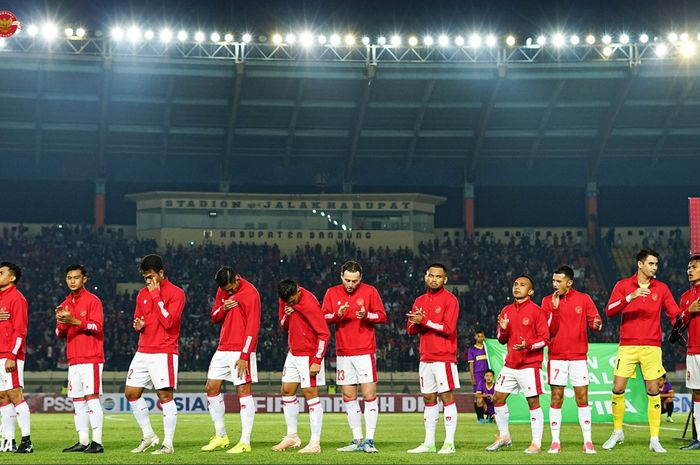 Timnas Indonesia seusai menyanyikan lagu kebangsaan sebelum menjamu Bangladesh dalam FIFA Matchday di Stadion Si Jalak Harupat, Bandung, 1 Juni 2022.