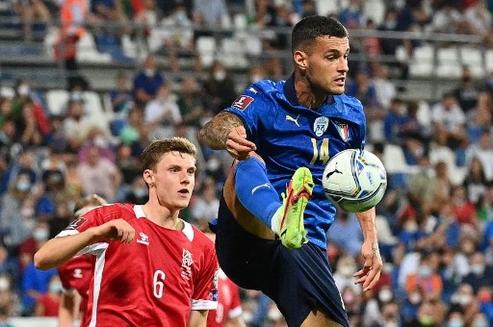 Aksi Gianluca Scamacca (kanan) saat membela timnas Italia menghadapi Lituania di Reggio Emilia (8/9/2021).