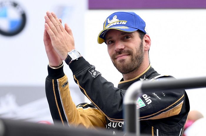 Pembalap DS Techeetah, Jean-Eric Vergne, merayakan hasil podium saat finis ketiga pada seri balap Berlin ePrix dari kejuaraan Formula E musim 2018-2019 di Templehof Airsport Street Circuit, Berlin, Jerman, 25 Mei 2019.