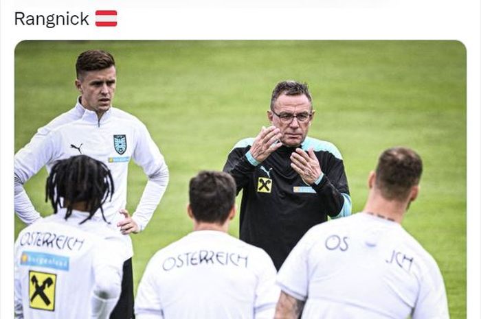 Ralf Rangnick saat memimpin latihan timnas Austria.