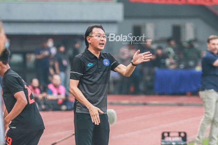 Pelatih Sabah FC, Ong Kim Swee, sedang memberikan arahan kepada para pemainnya di Stadion Patriot Candrabhaga, Bekasi, Jawa Barat, 5 Juni 2022.